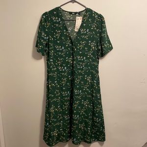 Green floral dress from Uniqlo. Never worn, US M. Falls below knee (I’m 5’5).